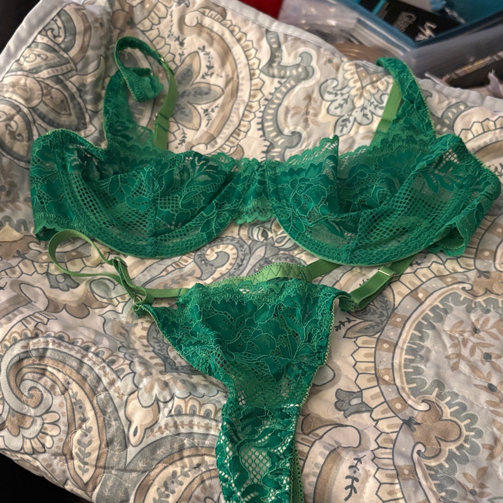 685 Elegant Green Lace Lingerie Set